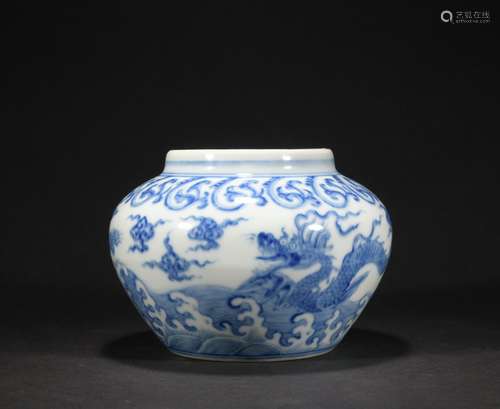 A blue and white 'dragon' jar,Ming dynasty