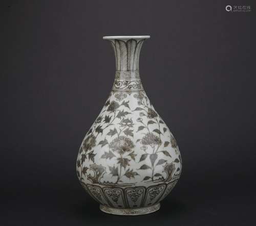 A Grisaille-painted 'floral' pear-shaped vase,Qing dynasty