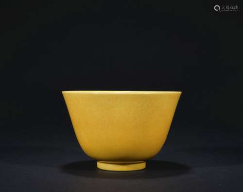 A yellow glazed cup,Ming dynasty