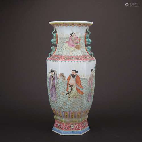 A Wu cai 'figure' bottle,Qing dynasty