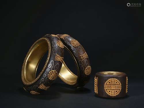 A pair of agarwood bracelet and a fingerstall,Qing dynasty