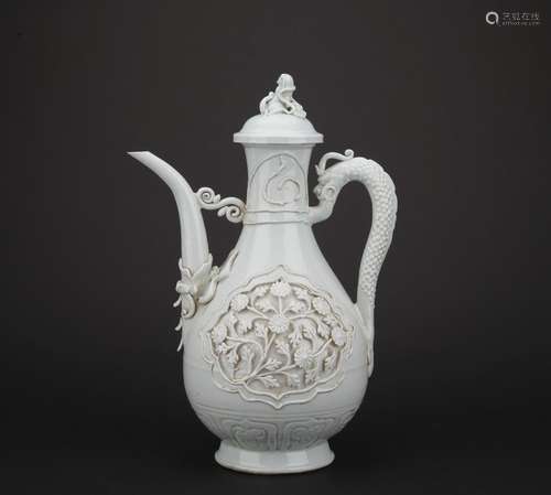 A white-glazed carved flagon,Qing dynasty