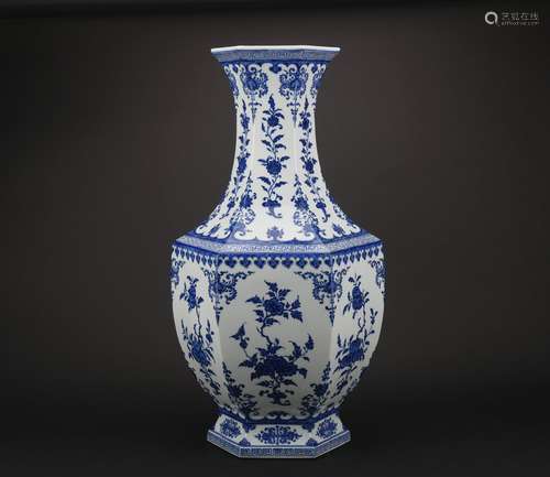 A blue and white 'floral' jar,Qing dynasty