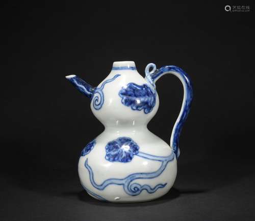 A blue and white 'floral' gourd-shaped vase,Qing dynasty