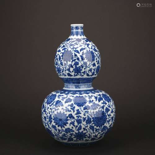 A blue and white 'floral' gourd-shaped vase,Qing dynasty