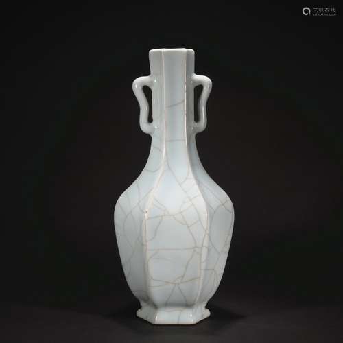 A Ge-type vase,Qing dynasty