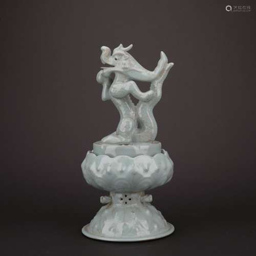 A celadon-glazed censer,Qing dynasty