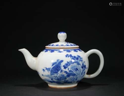 A blue and white 'floral and birds' teapot,Qing dynasty