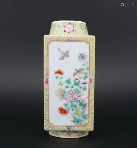 Qing dynasty famille-rose bottle with flowers and birds pattern