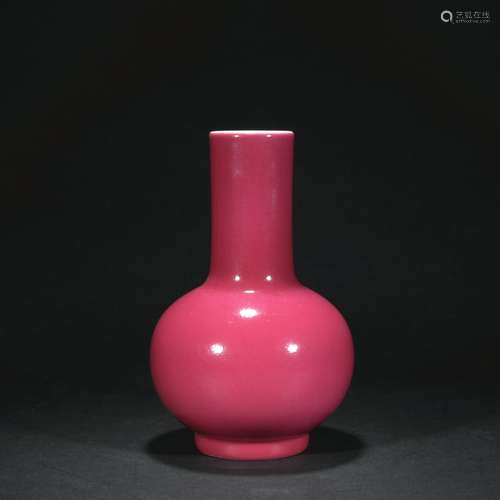 A carmine-glazed vase,Qing dynasty