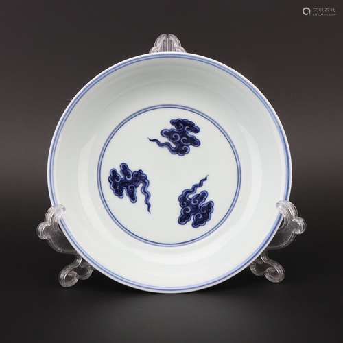 Ming dynasty blue and white plate with dragon pattern