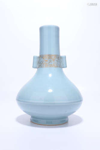a chinese celadon glazed porcelain handled vase,qing dynasty