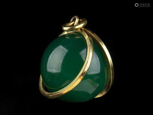 A JADEITE AND GOLD PENDANT China, 20th century 16 …