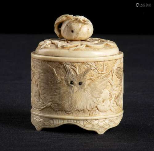 A SMALL IVORY ROUND BOX AND COVER Japan, Meiji per…