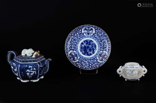 Set of two Arita porcelains comprising a hexagonal…