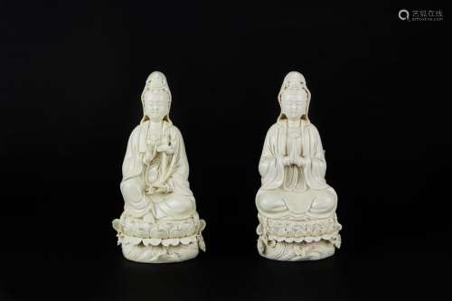 Set of two white Chinese statuettes, representing …