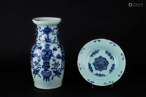 Batch comprising two porcelains with blue decorati…
