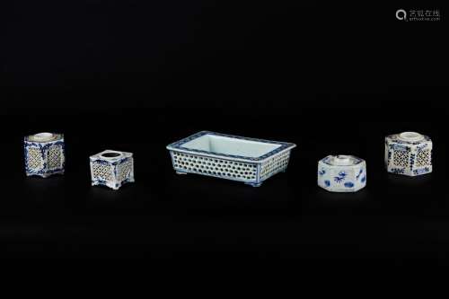 Set of five blue white porcelain objects, includin…