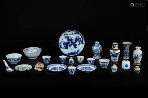 Lot comprising 22 porcelain objects, including two…