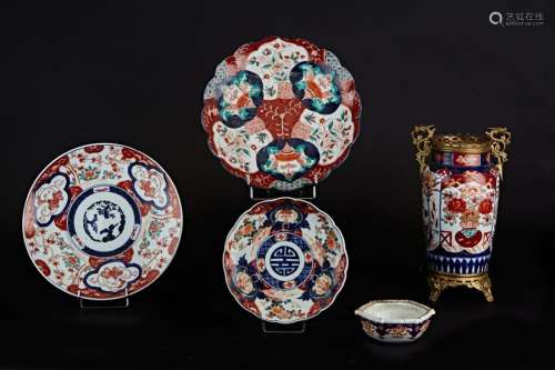 Set of Imari porcelains comprising: a vase with a …