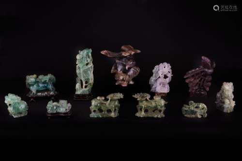 Lot of eleven statuettes in green and amethyst qua…