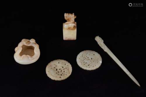 Lot including a painter's cup, two pendants, a hea…