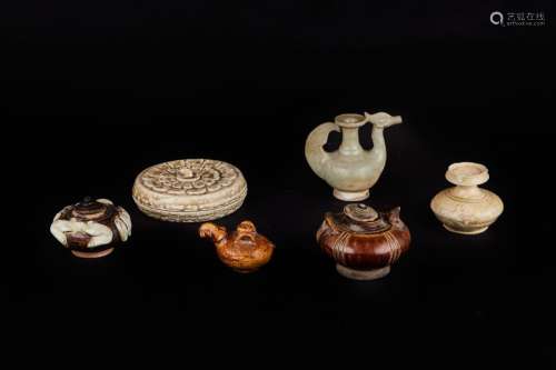 Lot of 31 objects, including small vases, some of …