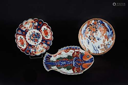 Lot including a dish decorated with carps, and thi…