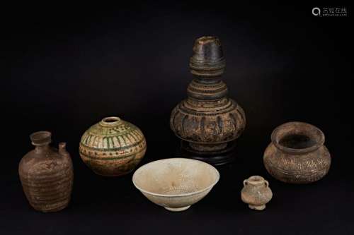 Set of 19 ceramics, including bowls, amphoras, pou…
