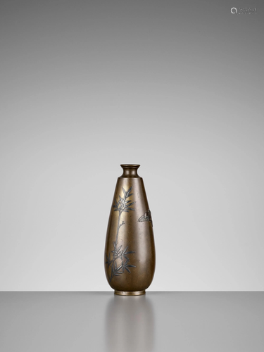 BIZAN: A SENTOKU BRONZE VASE WITH A SPARR…