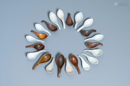 22 Chinese brown- and white-glazed spoons, 17/18t…