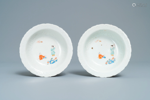 A pair of Japanese Arita Kakiemon-style bowls with