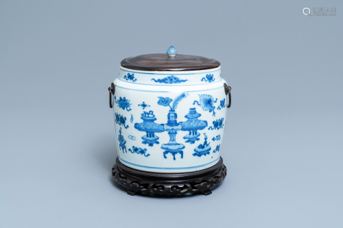 A Chinese blue and white bowl with antiquities d…