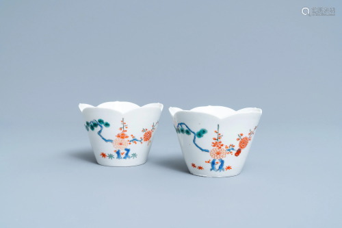 A pair of Japanese Kakiemon flower-shaped bowl…
