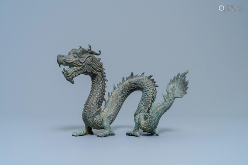 A Chinese bronze model of a dragon, 19/20th C.