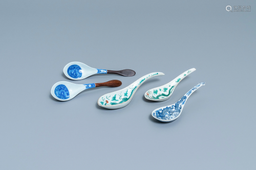 Five Chinese blue and white and polychrome 'dragon'