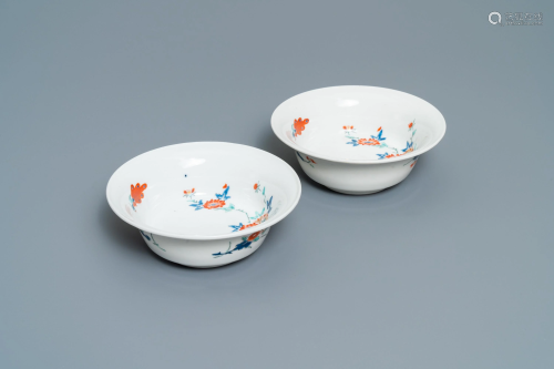 A pair of Japanese Kakiemon bowls with floral d…