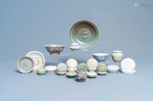 A varied collection of Chinese porcelain and pottery,