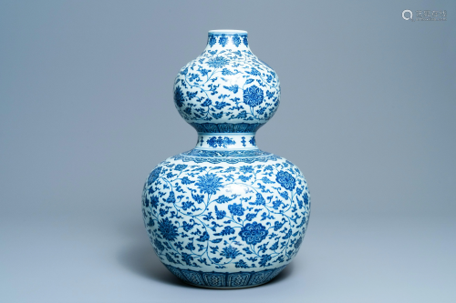 A large Chinese blue and white double gourd vase…