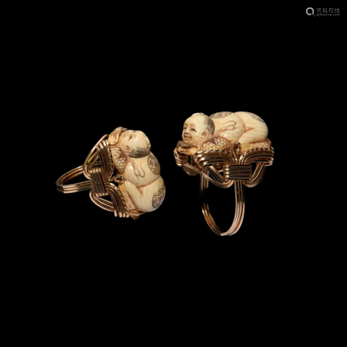 Chinese Gold Ring with Crouching Male
