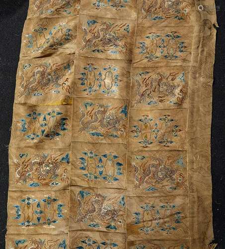 LARGE TENTURE in silk embroidered with dragons on …