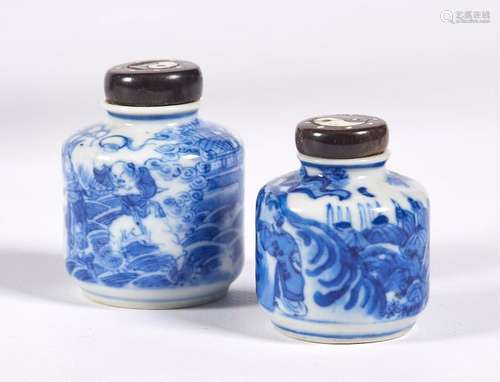 SET OF TWO TABATIERES in porcelain with a straight…