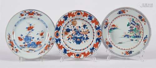 SET OF THREE CIRCULAR PLATES in Indian porcelain w…