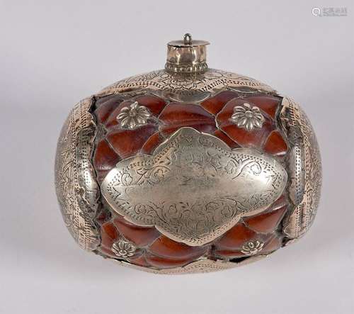 Tobacco snuff box composed of an oval shaped alveo…