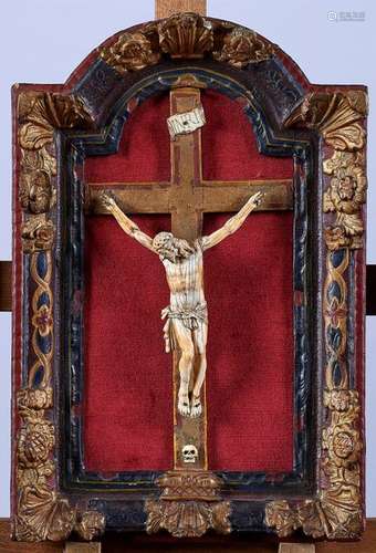 CHRIST in ivory in a polychrome and gold carved wo…