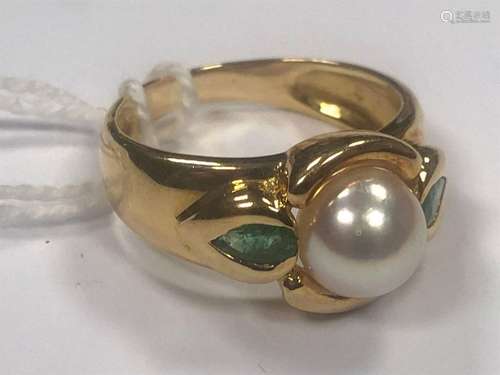 RING in 18K(750 thousandths) yellow gold decorated…