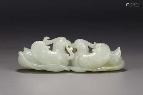 CHINESE CARVED HETIAN JADE ORNAMENT