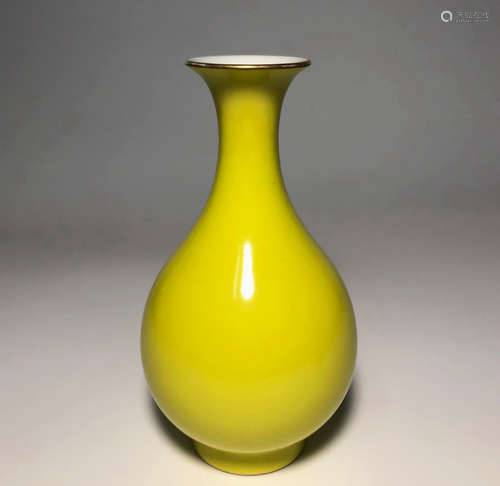 CHINESE YELLOW GLAZED VASE