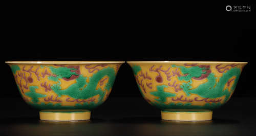 YONGZHENG MARK, PAIR OF CHINESE TRI-COLORED DRAGON BOWL