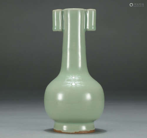 CHINESE LONGQUAN KILN VASE